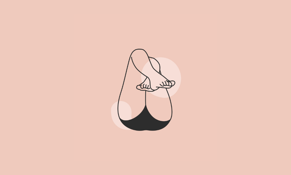 Illustration minimaliste d’une femme en sous-vêtements, jambes croisées, sur fond nude. Sensualité, douceur et féminité suggérées avec élégance
