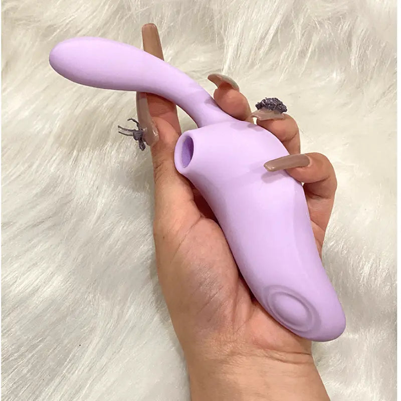 Stimulateur Athena violet vu de profil dans une main