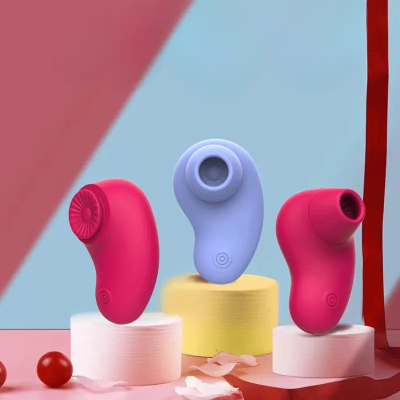 Trois modèles Floa en lavande et rose exposés sur socles, pour un choix de plaisir sur-mesure.