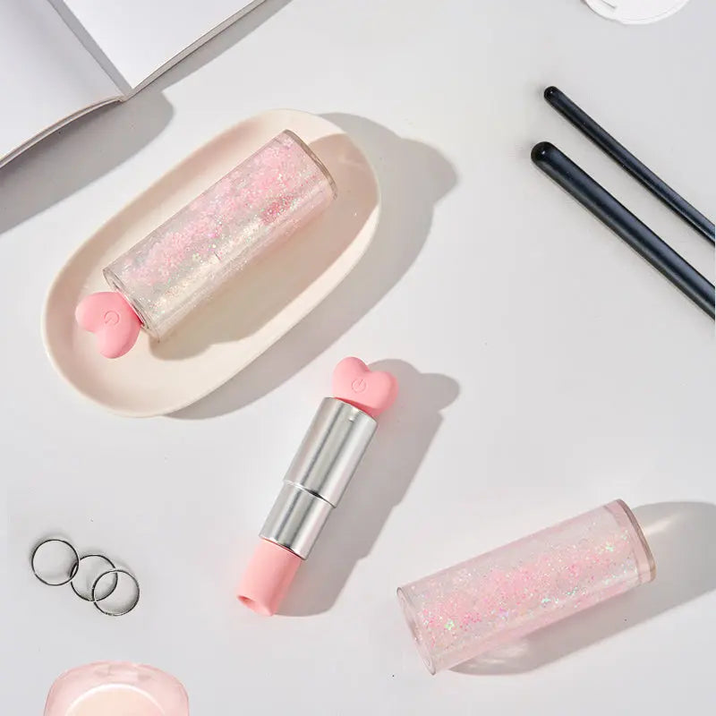 Set de succion Glossy HappyGalaxy posé avec accessoires féminins