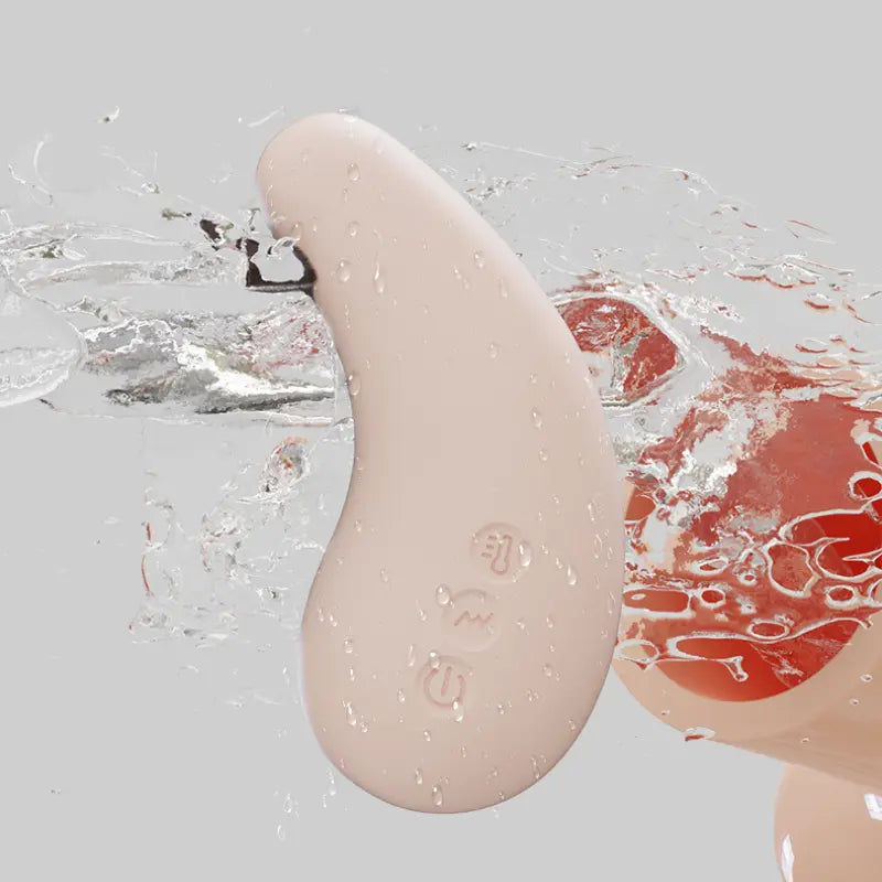 Masseur poitrine Lacta en silicone sous l'eau, 100 % waterproof pour un usage sans contrainte.