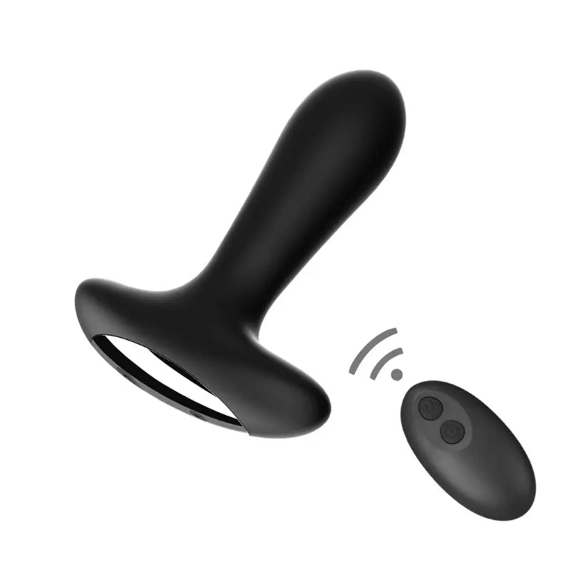 Vue rapprochée du plug connecté Eemol noir et sa télécommande sans fil, pour un contrôle à distance tout en douceur.