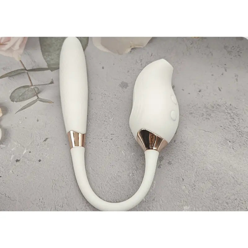 Stimulateur connecté Hoyo posé à plat sur fond minéral pour mise en valeur esthétique