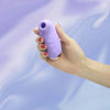 Stimulateur Endo violet tenu en main, ergonomie parfaite pour usage quotidien