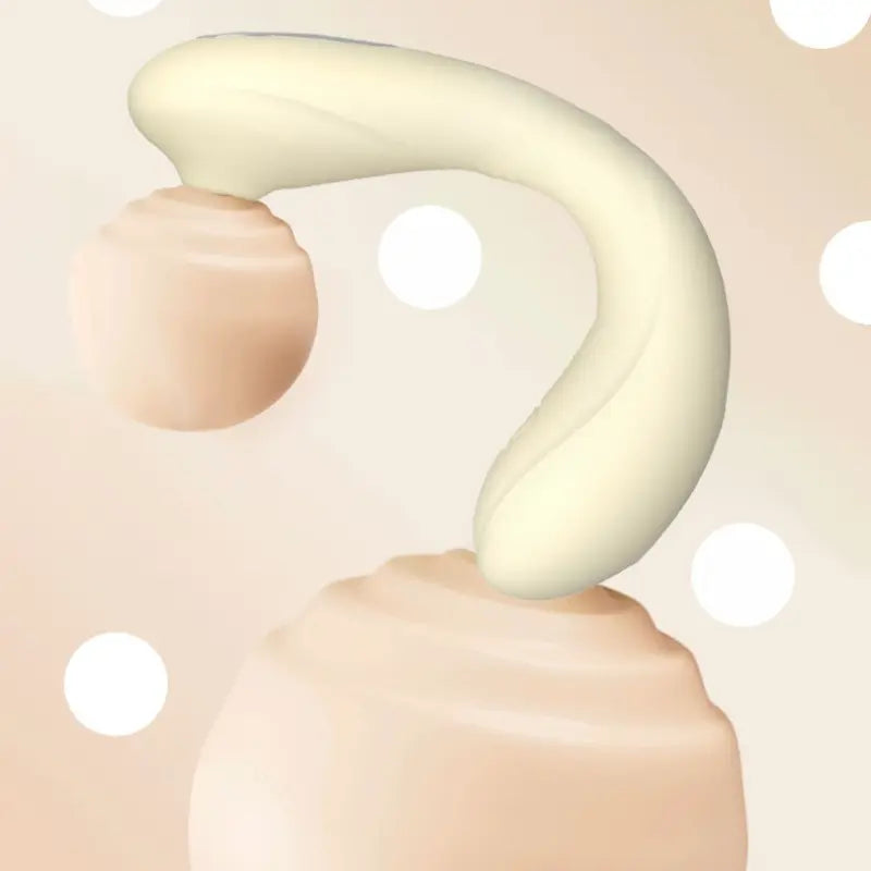 Stimulateur pour couple en pleine utilisation sur la peau