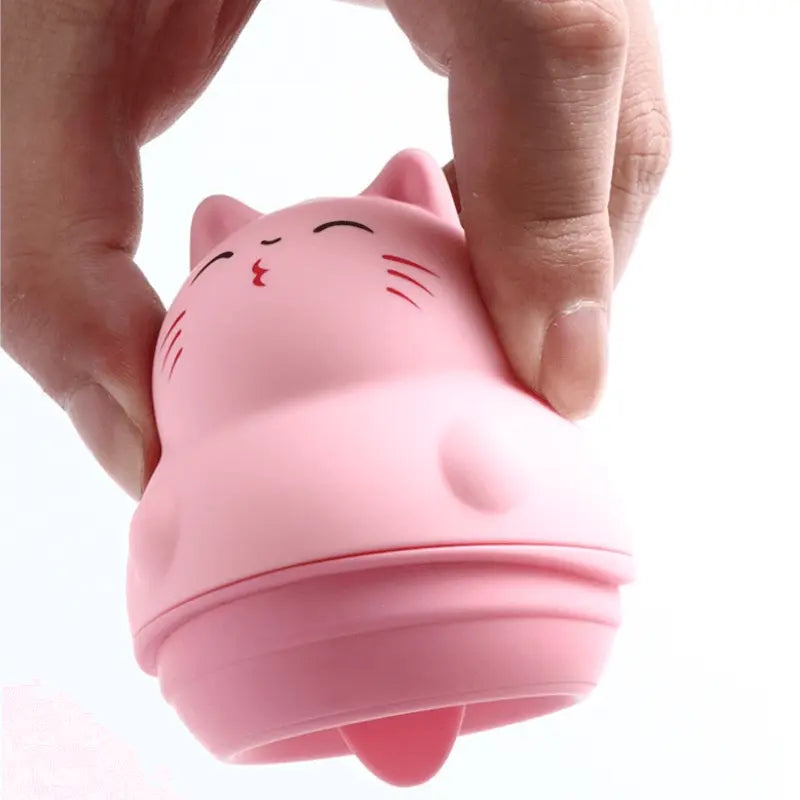 Stimulateur Doudou egg en silicone souple pressé à la main pour montrer sa flexibilité