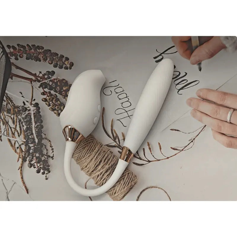 Stimulateur connecté Hoyo présenté dans une ambiance déco douce et féminine