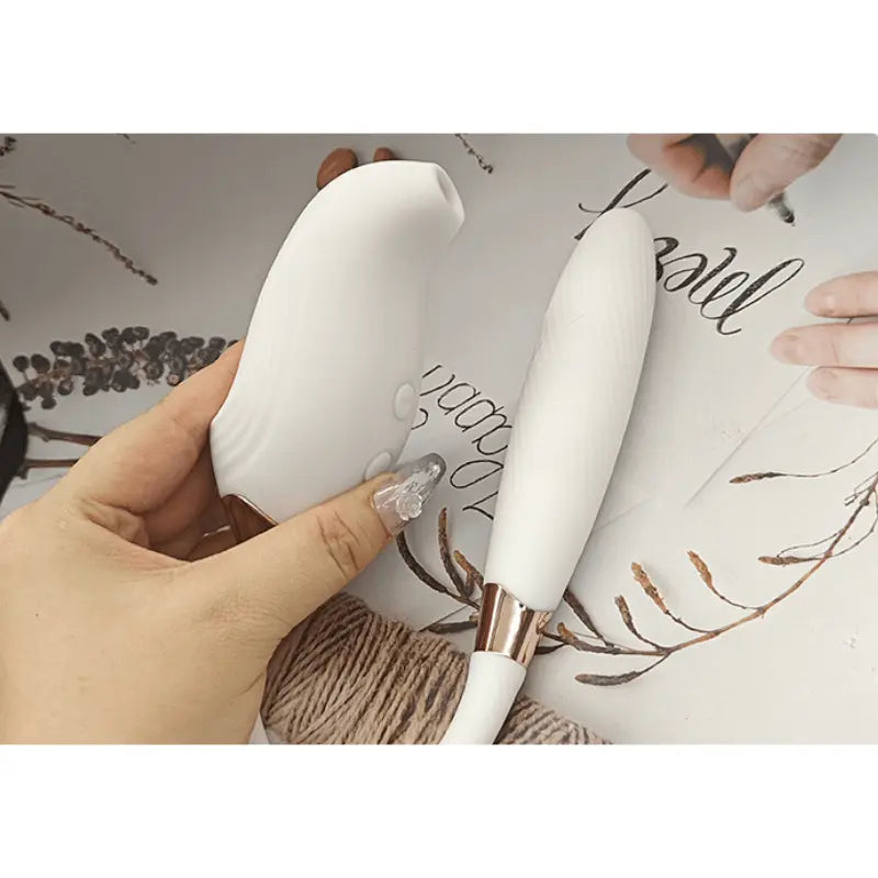 Prise en main du stimulateur Hoyo blanc, ergonomique et doux au toucher