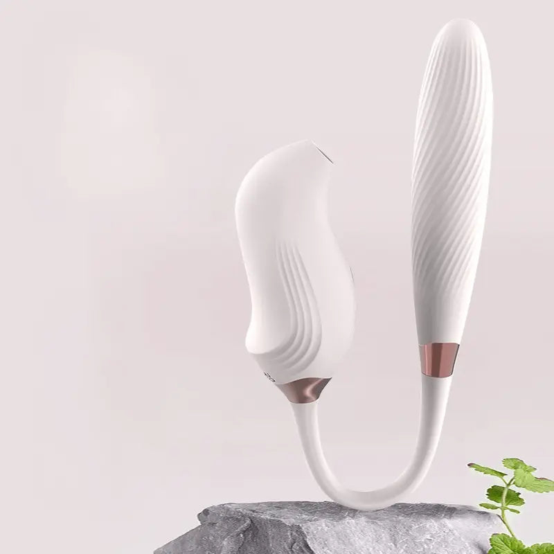 Double stimulateur connecté Hoyo mis en scène sur pierre brute pour un rendu chic et naturel