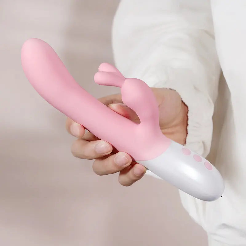 Vibromasseur rabbit rose tenu en main pour démonstration