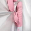 Vibromasseur rabbit rose sur tissu satiné, ambiance douce