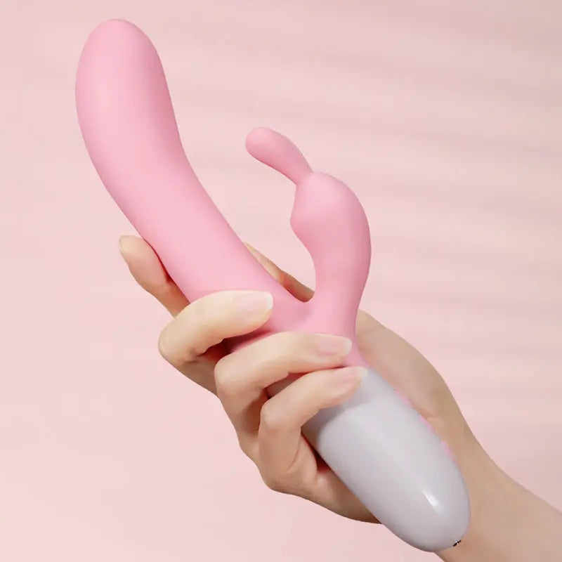 Stimulation clitoridienne et vaginale avec rabbit rose en main