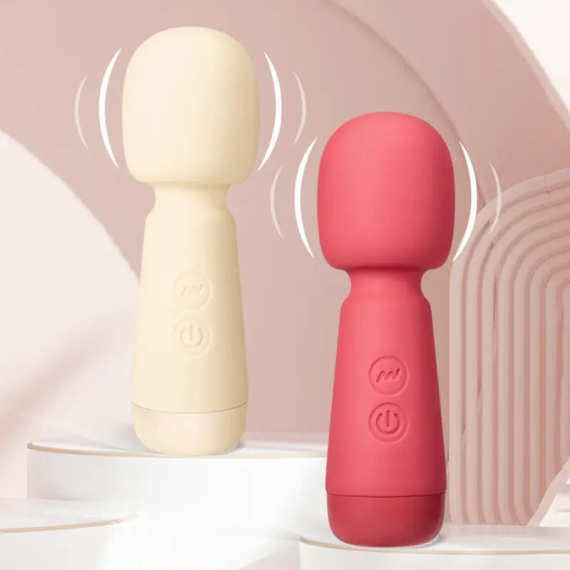 Deux vibromasseurs Ivy, beige et rose, en position verticale en train de vibrer