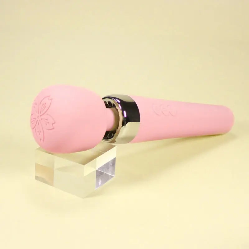 Détail du wand Sakura rose avec tête en relief fleurie, en silicone médical