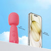 Vibromasseur Wand Mini Ivy rose comparé à un smartphone, format compact et discret