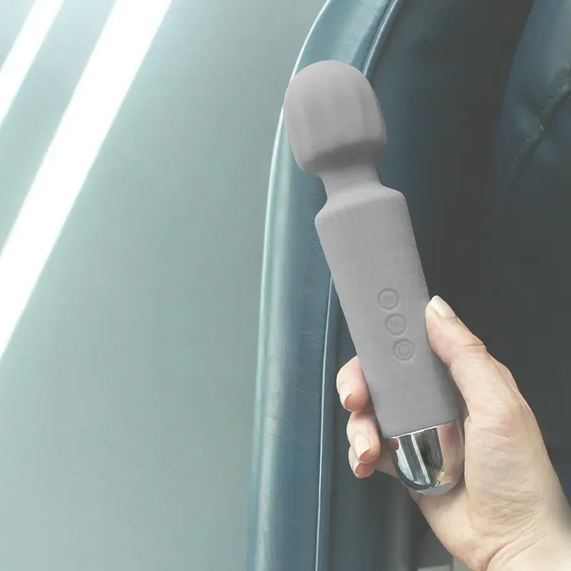 Vibromasseur wand Marcy tenu en main, prêt à l’usage, pour une prise en main intuitive et confortable